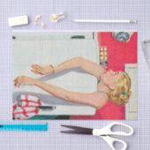 schattige retro  ontkoppelde dame koken tissuepapier (Craft)