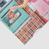 schattige retro  ontkoppelde dame koken tissuepapier (Detail)