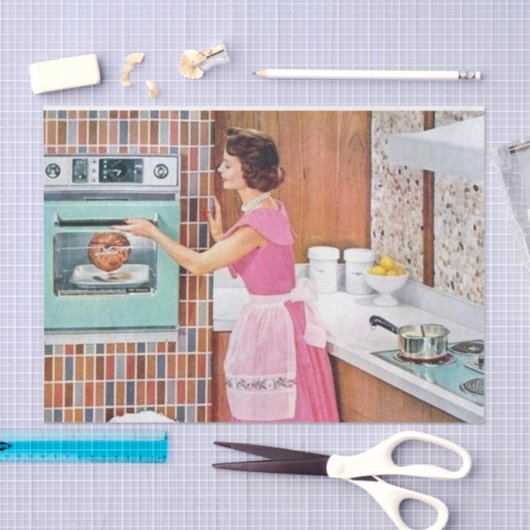 schattige retro  ontkoppelde dame koken tissuepapier (Craft)