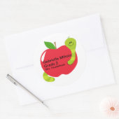 Schattige rode appel met worm school onderwerp lab ronde sticker (Envelop)