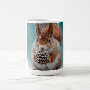 Schattige rode eekhoorn in de sneeuw met een pinec koffiemok