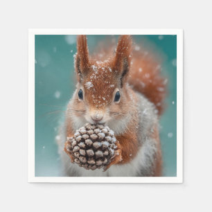 Schattige rode eekhoorn in de sneeuw met een pinec servet