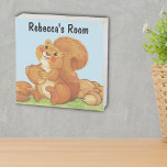 Schattige rode eekhoorn in gras met noten eikels houten kist print<br><div class="desc">Dit rustieke houtblok kan aan de muur worden opgehangen of staat op zichzelf heeft een schattige rode eekhoorn met pluizige staart die in het gras zit onder een blauwe lucht met zijn voorraad noten en eikels. Pas de tekst aan met de sjabloon.</div>