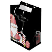 Schattige Rode Kerstman Dwerg met Kerstcadeaus Medium Cadeauzakje (Voorkant Gekanteld)