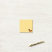 Schattige rode panda op geel post-it® notes (Op bureau)