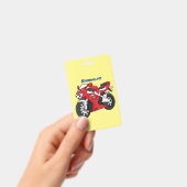 Schattige rode sportmotor stripfiguur badge (Handheld)
