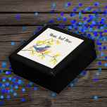 Schattige Rood Blauw Vogel op Tak Geel Bloemen Cadeaudoosje<br><div class="desc">Deze houten geschenkdoos voor snuisterijen,  sieraden of cadeau geven heeft een schattige kleine rode en blauwe vogel zitten op een tak met felgele bloemen op een witte achtergrond. Pas jouw tekst aan met de sjabloon.</div>