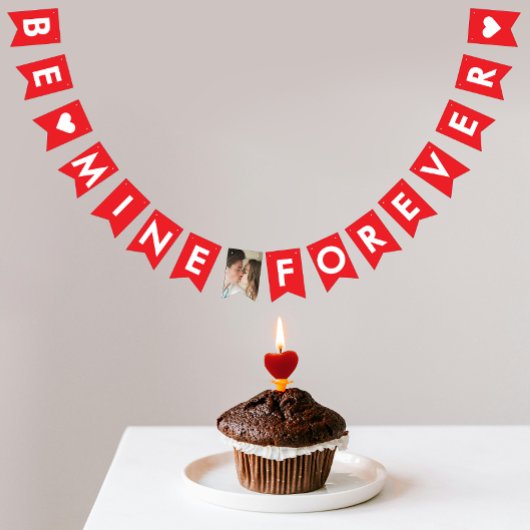 Schattige rood en wit liefde Verloving stel foto v Vlaggetjes