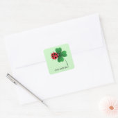 Schattige rood lieveheersbeestje op Lucky leaf Kin Vierkante Sticker (Envelop)