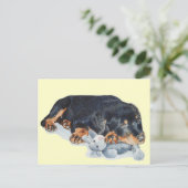 schattige rottweiler puppy dog snuffelend teddybee briefkaart (Staand voorkant)
