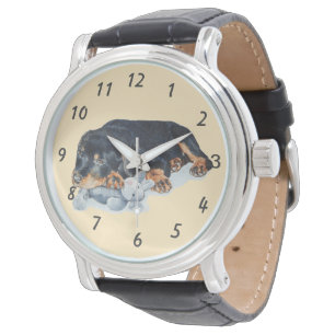 schattige rottweiler puppy dog snuffelend teddybee horloge