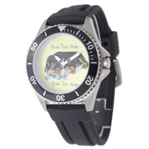 schattige rottweiler puppy dog snuffelend teddybee horloge