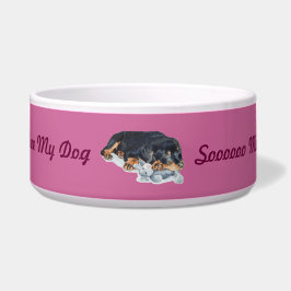 schattige rottweiler-puppy hond die teddy verknall voerbakje