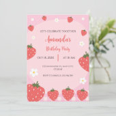 Schattige roze aardbei verjaardagsuitnodiging kaart (Staand voorkant)