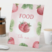 Schattige roze aardbeienvoer reclamebord met voetstuk (Insitu)