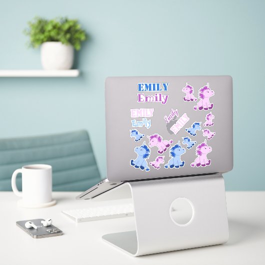 Schattige Roze Blauwe Eenhoorns Kinder Naam Sticker (Laptop op bureau)