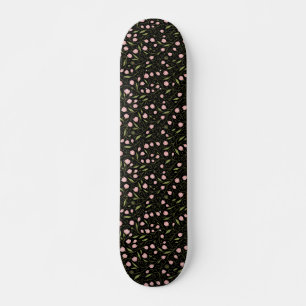 Schattige, roze bloem op zwart met herhalend patro persoonlijk skateboard