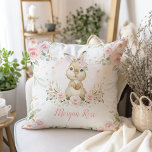 Schattige roze bloemenkonijn konijn baby meisje ki kussen<br><div class="desc">Dit elegante ontwerp heeft een schattig baby konijntje versierd met prachtige roze bloemblaadjes en waterverf groene krans</div>