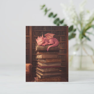 Schattige roze draak die slaapt op boeken briefkaart