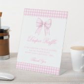 Schattige roze gingham boog baby meisje luier lote reclamebord met voetstuk (Insitu)