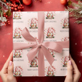 Schattige roze gnoom kerst cadeaupapier