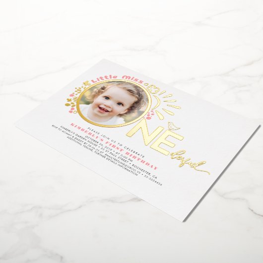 Schattige Roze Little Miss Onederful 1e Verjaardag Folie Uitnodiging (Gedraaid)