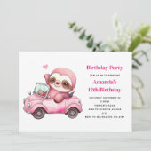 Schattige roze luiaard rijden een auto verjaardag kaart (Staand voorkant)