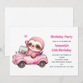 Schattige roze luiaard rijden een auto verjaardag kaart (Voorkant / Achterkant)