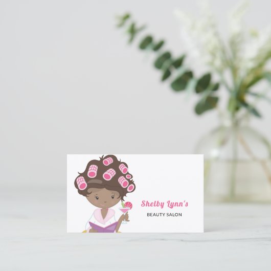 Schattige roze meisje met krullend haar en schoonh visitekaartje (Staand voorkant)