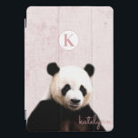 Schattige Roze Peek-a-Boo Panda Fotografie Monogra iPad Pro Cover<br><div class="desc">Schattigee Roze Peek-a-Boo Panda Fotografie Monogram Ontwerp. Met een schattig Panda-Beer dat opkijkt om hallo te zeggen! Maakt een leuk en schattig cadeau voor kinderen, Tieners en volwassenen, voor verjaardagen, kerst en meer. Gepersonaliseerd met uw initiaal letter en naam! Monogrammed iPad cover! ~ Bekijk mijn winkel om de hele Kantoor-suite...</div>