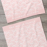 Schattige roze strik aangepaste naam keukenhanddoe theedoek<br><div class="desc">Creëer uw eigen aangepaste keukenhanddoek met een  ontwerp van de lintboog. Een eenvoudig en stijlvol patroon met een kleurenpalet van blush roze en wit. Het is gemakkelijk te personaliseren met jouw naam of favoriete woorden,  en maakt een prachtig keuken cadeau voor vrienden en familie die houden van koken!</div>