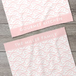 Schattige roze strik gepersonaliseerde naam keuken theedoek<br><div class="desc">Creëer uw eigen aangepaste keukenhanddoek met een  ontwerp van de lintboog. Een eenvoudig en stijlvol patroon met een kleurenpalet van blush roze en wit. Het is gemakkelijk te personaliseren met jouw naam of favoriete woorden,  en maakt een prachtig keuken cadeau voor vrienden en familie die houden van koken!</div>