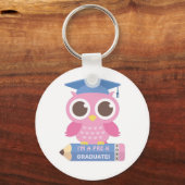 Schattige Roze Uil Op Potlood, Afgestudeerde Voors Sleutelhanger (Voorkant)