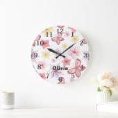 Schattige roze vlindermonogram grote klok (Huis)