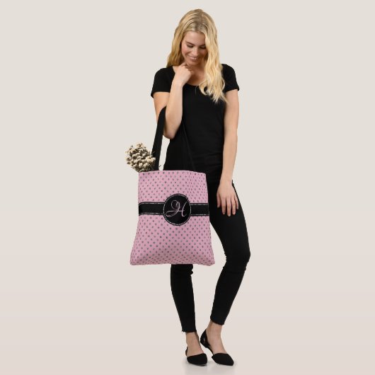 Schattige Roze Zilveren Glitter Polka Dot Monogram Tote Bag (Op model)