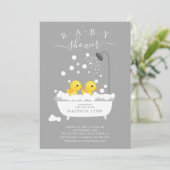 Schattige Rubber Duck Twins Baby shower Invitation Kaart (Staand voorkant)