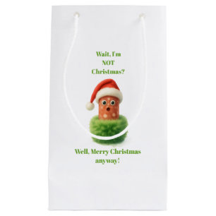 Schattige salami verraste kerst in pluizige groene klein cadeauzakje