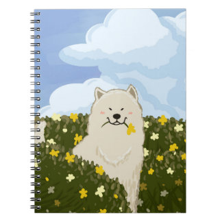 Schattige Samojedhond in Veld met Gele Bloemen (Bl Notitieboek