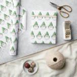 Schattige Santa Garden Gnome Pattern Cadeaupapier<br><div class="desc">Stijlvol en schattig,  dit inpakpapier is de beste manier om je vakantiegiften dit jaar in te pakken. Het ontwerp heeft een schattige tuinkabouter die eruit ziet als de kerstman met een groen pet en heeft loof met hem.</div>