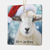 Schattige Schaap Dragen Rood Pet Kerst Keramisch Ornament (Links)