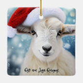 Schattige Schaap Dragen Rood Pet Kerst Keramisch Ornament (Achterkant)