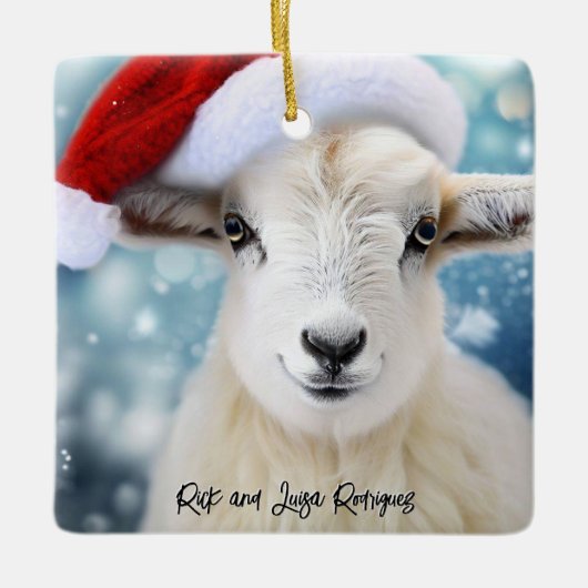 Schattige Schaap Dragen Rood Pet Kerst Keramisch Ornament (Voorkant)