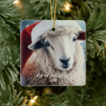 Schattige Schaap Dragen Santa Hat Christmas Keramisch Ornament<br><div class="desc">Dit prachtige kerstontwerp shows een  ooi met een kerstmuts.</div>
