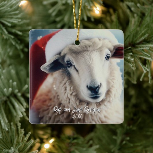 Schattige Schaap Dragen Santa Hat Christmas Keramisch Ornament (Boom)