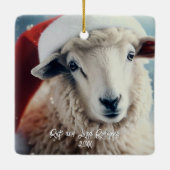 Schattige Schaap Dragen Santa Hat Christmas Keramisch Ornament (Achterkant)
