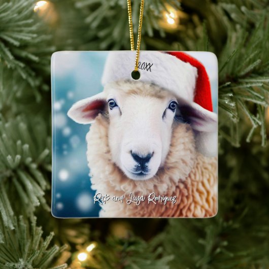 Schattige Schaap Dragen Santa Hat Christmas Keramisch Ornament (Boom)