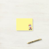 Schattige schaatsende kat op geel post-it® notes (Op bureau)