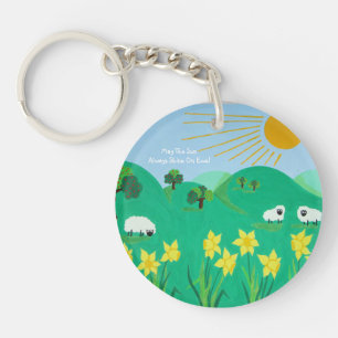 schattige schapen met bomen heuvelen blauwe hemel sleutelhanger