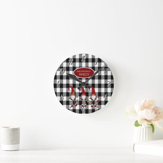 Schattige Schattigee Gnomen Buffalo Plaid Ronde Klok (Huis)