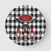 Schattige Schattigee Gnomen Buffalo Plaid Ronde Klok (Voorkant)